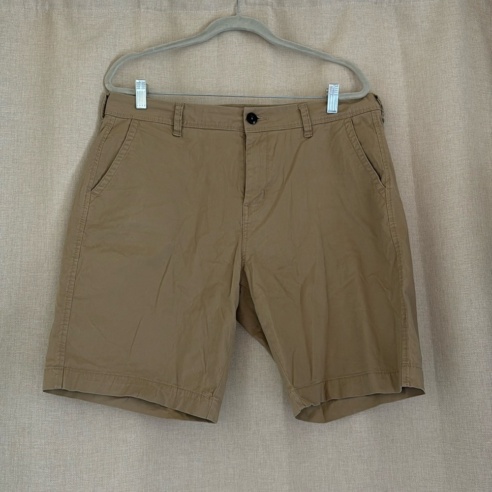 Men’s basic khaki shorts